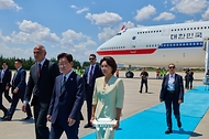 북대서양조약기구(NATO·나토) 정상회의 참석을 위해 튀르키예를 찾은 이재명 대통령과 김혜경 여사가 7월 7일(현지 시간) 앙카라 에센보아 국제공항에 도착한 공군 1호기에서 내려 이동하고 있다.