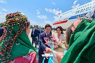 북대서양조약기구(NATO·나토) 정상회의 참석을 위해 튀르키예를 찾은 이재명 대통령이 7월 7일(현지 시간) 앙카라 에센보아 국제공항에서 환영객들과 인사하고 있다.