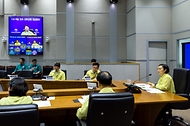 한성숙 국무총리가 7월 8일 서울 종로구 정부서울청사 중앙재난상황실에서 호우 대처상황 점검회의를 주재하고 있다.
