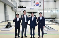 이억원 금융위원장이 7월 7일 전남 광주 첨단 3지구 AI 산업집적단지를 방문해 AI와 미래 모빌리티 등 융합 촉진을 위한 인프라 조성 현황을 점검하고 이와 관련한 정책금융 지원방향을 논의하고 있다.