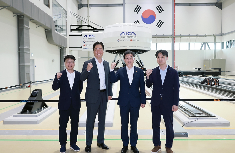이억원 금융위원장이 7월 7일 전남 광주 첨단 3지구 AI 산업집적단지를 방문해 AI와 미래 모빌리티 등 융합 촉진을 위한 인프라 조성 현황을 점검하고 이와 관련한 정책금융 지원방향을 논의하고 있다.