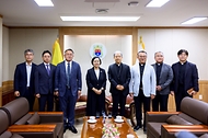 한성숙 국무총리가 7월 8일 경기 수원시 천주교수원교구청을 방문, 한국천주교주교회의 의장인 이용훈 주교와 대화하고 있다.