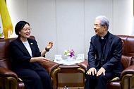 한성숙 국무총리가 7월 8일 경기 수원시 천주교수원교구청을 방문, 한국천주교주교회의 의장인 이용훈 주교와 대화하고 있다.