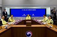 한성숙 국무총리가 7월 8일 서울 종로구 정부서울청사 중앙재난상황실에서 호우 대처상황 점검회의를 주재하고 있다.