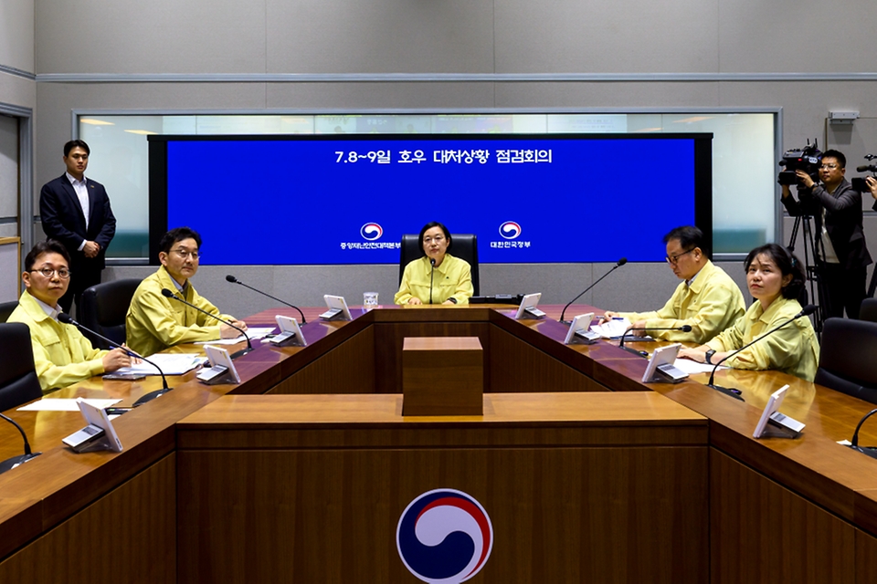 한성숙 국무총리가 7월 8일 서울 종로구 정부서울청사 중앙재난상황실에서 호우 대처상황 점검회의를 주재하고 있다.