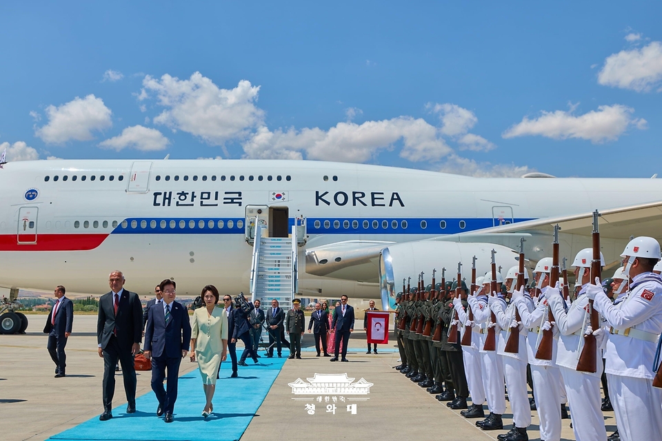 북대서양조약기구(NATO·나토) 정상회의 참석을 위해 튀르키예를 찾은 이재명 대통령과 김혜경 여사가 7월 7일(현지 시간) 앙카라 에센보아 국제공항에 도착한 공군 1호기에서 내려 이동하고 있다.