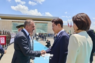 북대서양조약기구(NATO·나토) 정상회의 참석을 위해 튀르키예를 찾은 이재명 대통령이 7월 7일(현지 시간) 앙카라 에센보아 국제공항에서 영접 인사들과 인사하고 있다.