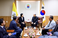 한성숙 국무총리가 7월 8일 경기 수원시 천주교수원교구청을 방문, 한국천주교주교회의 의장인 이용훈 주교와 대화하고 있다.