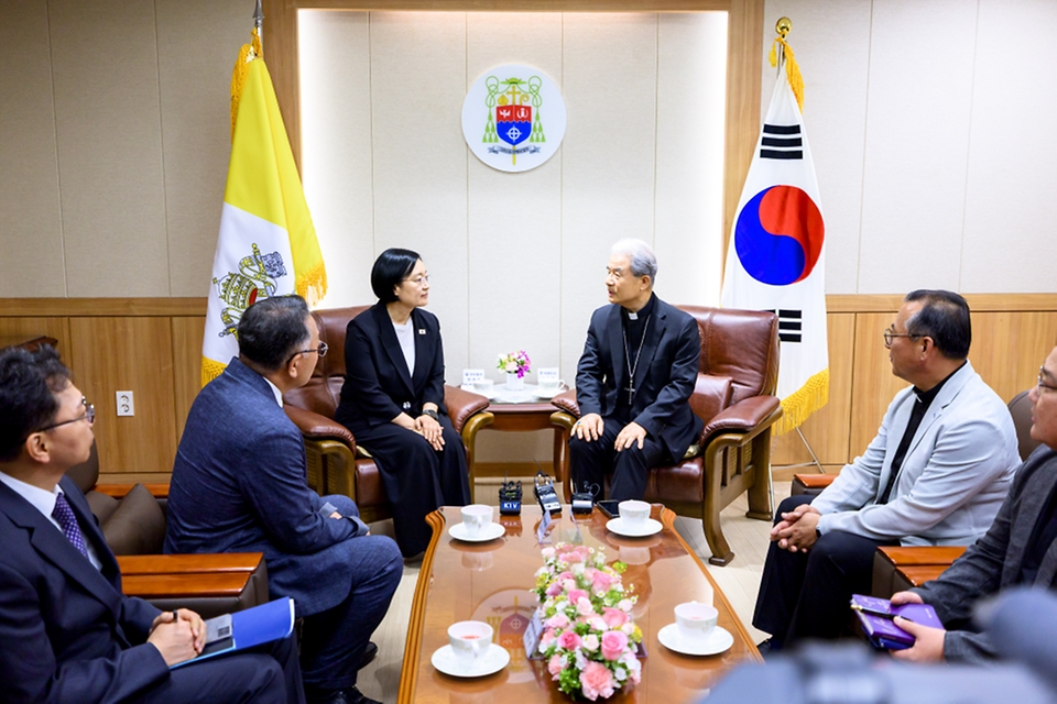 한성숙 국무총리가 7월 8일 경기 수원시 천주교수원교구청을 방문, 한국천주교주교회의 의장인 이용훈 주교와 대화하고 있다.