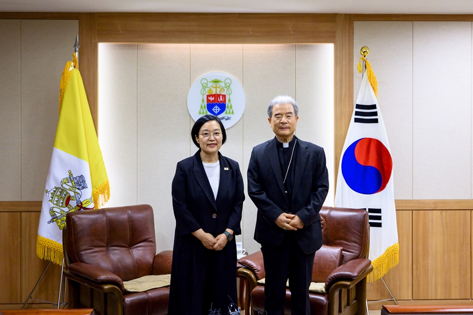 한성숙 국무총리가 7월 8일 경기 수원시 천주교수원교구청을 방문, 한국천주교주교회의 의장인 이용훈 주교와 대화하고 있다.