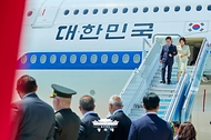 북대서양조약기구(NATO·나토) 정상회의에 참석하는 이재명 대통령과 김혜경 여사가 7월 7일(현지 시간) 튀르키예 앙카라 에센보아 국제공항에 도착한 공군 1호기에서 내리고 있다.