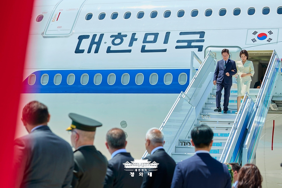 북대서양조약기구(NATO·나토) 정상회의에 참석하는 이재명 대통령과 김혜경 여사가 7월 7일(현지 시간) 튀르키예 앙카라 에센보아 국제공항에 도착한 공군 1호기에서 내리고 있다.