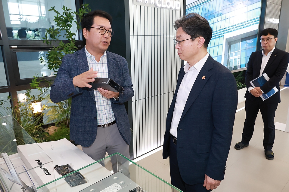 이억원 금융위원장이 7월 7일 전남 광주 첨단 3지구 AI 산업집적단지를 방문해 AI와 미래 모빌리티 등 융합 촉진을 위한 인프라 조성 현황을 점검하고 이와 관련한 정책금융 지원방향을 논의하고 있다.
