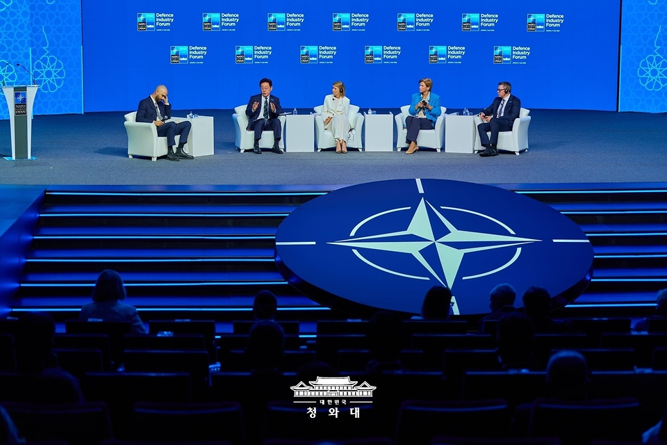 이재명 대통령이 7월 7일(현지 시간) 튀르키예 앙카라 컨벤션센터에서 열린 나토 방위산업 포럼에서 참석자의 질문에 답하고 있다.