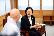 한성숙 국무총리가 7월 8일 종로구 조계사를 방문, 대한불교조계종 총무원장 진우스님과 환담을 하고 있다.