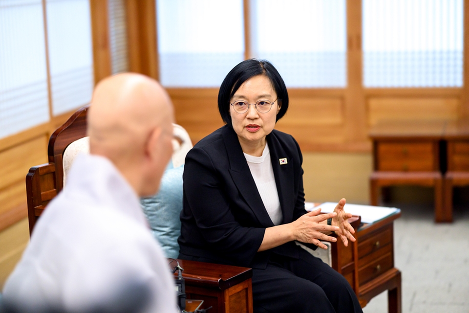 한성숙 국무총리가 7월 8일 종로구 조계사를 방문, 대한불교조계종 총무원장 진우스님과 환담을 하고 있다.