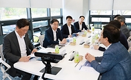 이억원 금융위원장이 7월 7일 전남 광주 첨단 3지구 AI 산업집적단지를 방문해 AI와 미래 모빌리티 등 융합 촉진을 위한 인프라 조성 현황을 점검하고 이와 관련한 정책금융 지원방향을 논의하고 있다.