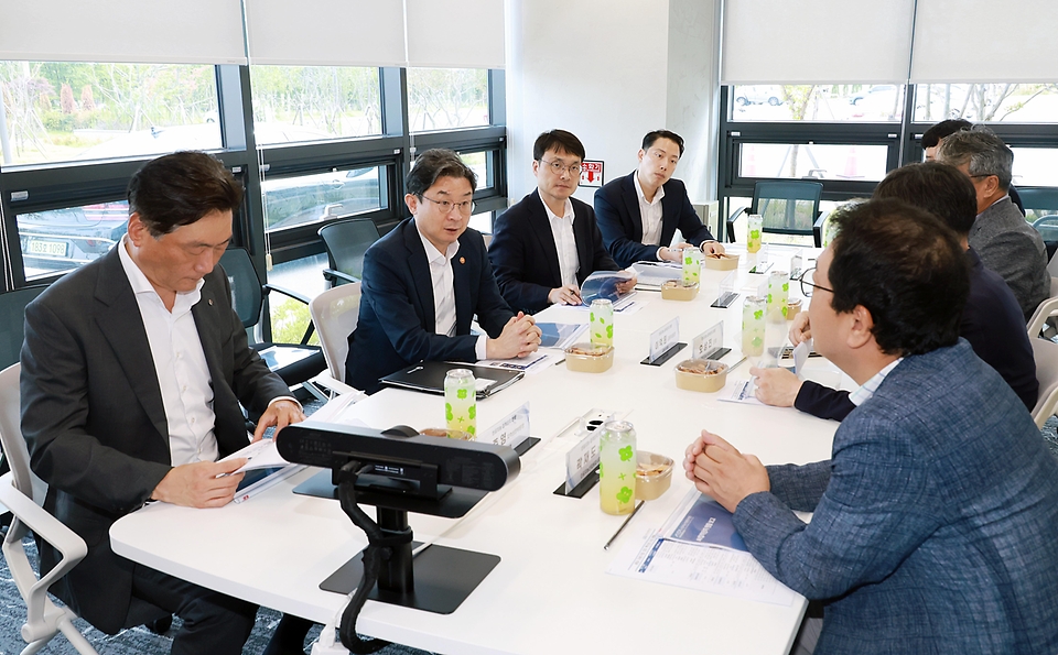 이억원 금융위원장이 7월 7일 전남 광주 첨단 3지구 AI 산업집적단지를 방문해 AI와 미래 모빌리티 등 융합 촉진을 위한 인프라 조성 현황을 점검하고 이와 관련한 정책금융 지원방향을 논의하고 있다.