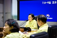 한성숙 국무총리가 7월 8일 서울 종로구 정부서울청사 중앙재난상황실에서 호우 대처상황 점검회의를 주재하고 있다.
