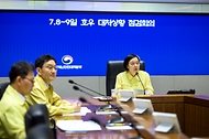 한성숙 국무총리가 7월 8일 서울 종로구 정부서울청사 중앙재난상황실에서 호우 대처상황 점검회의를 주재하고 있다.