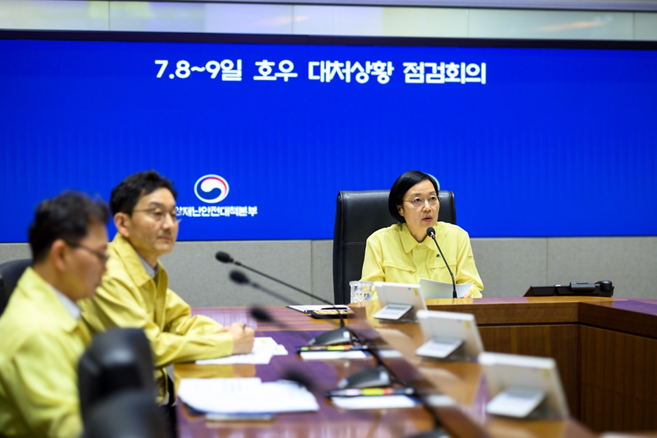 한성숙 국무총리가 7월 8일 서울 종로구 정부서울청사 중앙재난상황실에서 호우 대처상황 점검회의를 주재하고 있다.