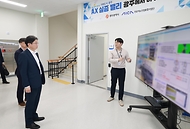 이억원 금융위원장이 7월 7일 전남 광주 첨단 3지구 AI 산업집적단지를 방문해 AI와 미래 모빌리티 등 융합 촉진을 위한 인프라 조성 현황을 점검하고 이와 관련한 정책금융 지원방향을 논의하고 있다.