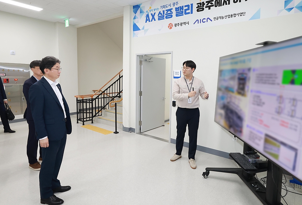 이억원 금융위원장이 7월 7일 전남 광주 첨단 3지구 AI 산업집적단지를 방문해 AI와 미래 모빌리티 등 융합 촉진을 위한 인프라 조성 현황을 점검하고 이와 관련한 정책금융 지원방향을 논의하고 있다.