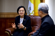 한성숙 국무총리가 7월 8일 경기 수원시 천주교수원교구청을 방문, 한국천주교주교회의 의장인 이용훈 주교와 대화하고 있다.