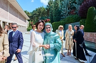 김혜경 여사가 7월 8일(현지 시간) 튀르키예 앙카라 찬카야궁에서 열린 나토 정상회의 배우자 행사에서 튀르키예 에미네 에르도안 여사와 기념촬영을 하고 있다.