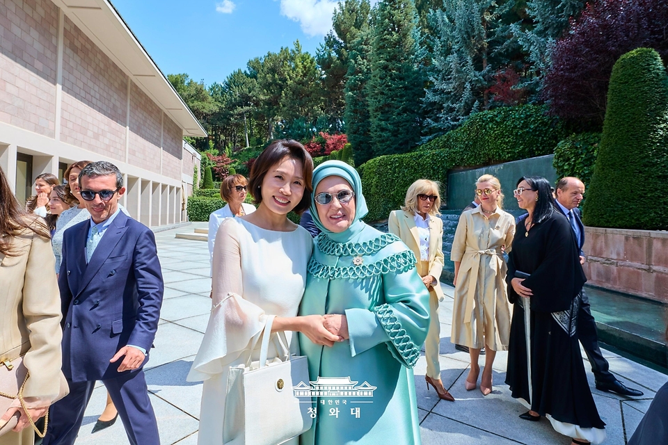 김혜경 여사가 7월 8일(현지 시간) 튀르키예 앙카라 찬카야궁에서 열린 나토 정상회의 배우자 행사에서 튀르키예 에미네 에르도안 여사와 기념촬영을 하고 있다.