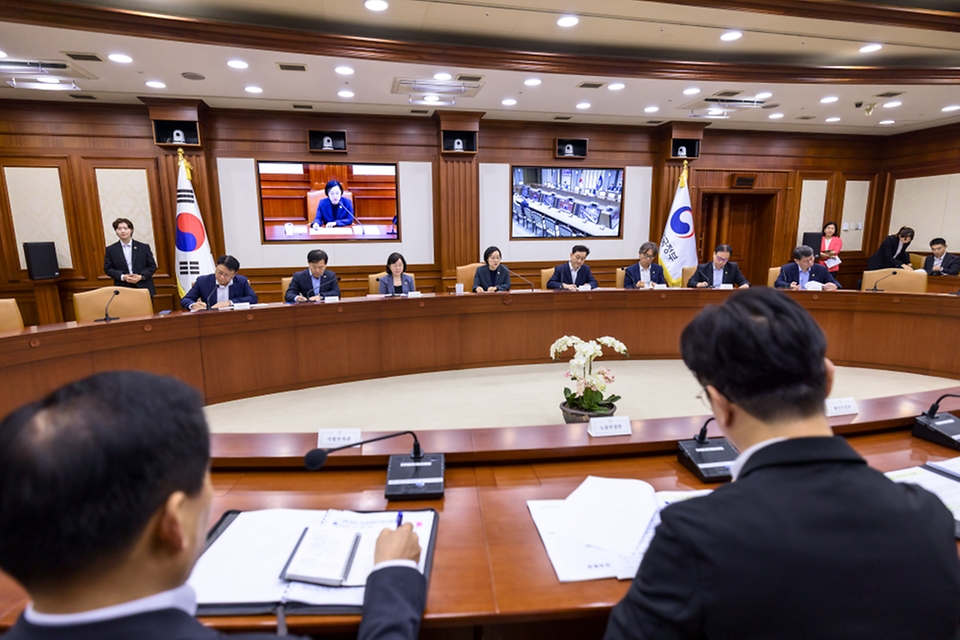 한성숙 국무총리가 7월 9일 서울 종로구 정부서울청사에서 열린 국가정책조정회의에서 발언하고 있다.