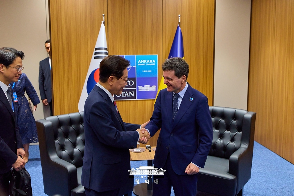 이재명 대통령과 니쿠쇼르 단 루마니아 대통령이 7월 8일(현지 시간) 튀르키예 앙카라 나토 정상회의장에서 정상회담에 앞서 악수하고 있다.