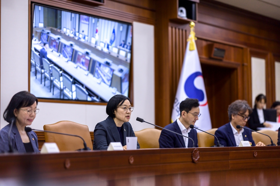 한성숙 국무총리가 7월 9일 서울 종로구 정부서울청사에서 열린 국가정책조정회의에서 발언하고 있다.