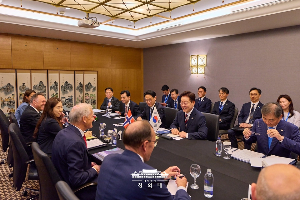 이재명 대통령과 요나스 가르 스퇴르 노르웨이 총리가 7월 8일(현지 시간) 튀르키예 앙카라 한 호텔에서 정상회담을 하고 있다.