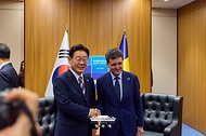 이재명 대통령과 니쿠쇼르 단 루마니아 대통령이 7월 8일(현지 시간) 튀르키예 앙카라 나토 정상회의장에서 정상회담에 앞서 악수하고 있다.