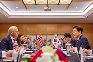 이재명 대통령과 요나스 가르 스퇴르 노르웨이 총리가 7월 8일(현지 시간) 튀르키예 앙카라 한 호텔에서 정상회담을 하고 있다.