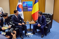 이재명 대통령과 니쿠쇼르 단 루마니아 대통령이 7월 8일(현지 시간) 튀르키예 앙카라 나토 정상회의장에서 정상회담을 하고 있다.