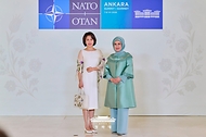 김혜경 여사가 7월 8일(현지 시간) 튀르키예 앙카라 찬카야궁에서 열린 나토 정상회의 배우자 행사에서 튀르키예 에미네 에르도안 여사와 기념촬영을 하고 있다.
