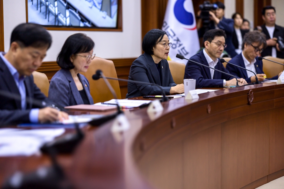 한성숙 국무총리가 7월 9일 서울 종로구 정부서울청사에서 열린 국가정책조정회의에서 발언하고 있다.