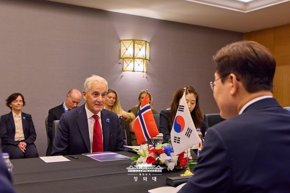 이재명 대통령과 요나스 가르 스퇴르 노르웨이 총리가 7월 8일(현지 시간) 튀르키예 앙카라 한 호텔에서 정상회담을 하고 있다.