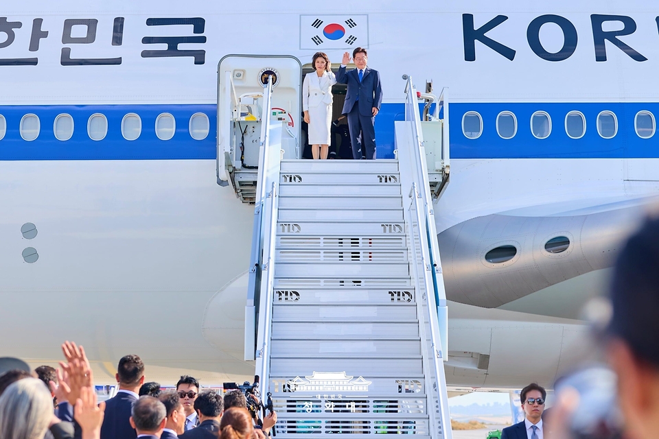 나토 정상회의 일정을 마친 이재명 대통령과 김혜경 여사가 7월 8일(현지 시간) 튀르키예 앙카라 에센보아 국제공항 공군 1호기에서 환송객을 향해 인사하고 있다.