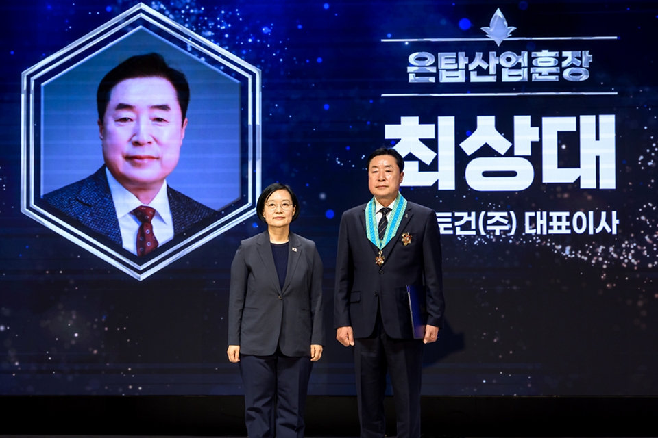 한성숙 국무총리가 7월 9일 강남구 건설회관에서 열린 '건설의 날' 기념식에서 축사를 하고 있다.