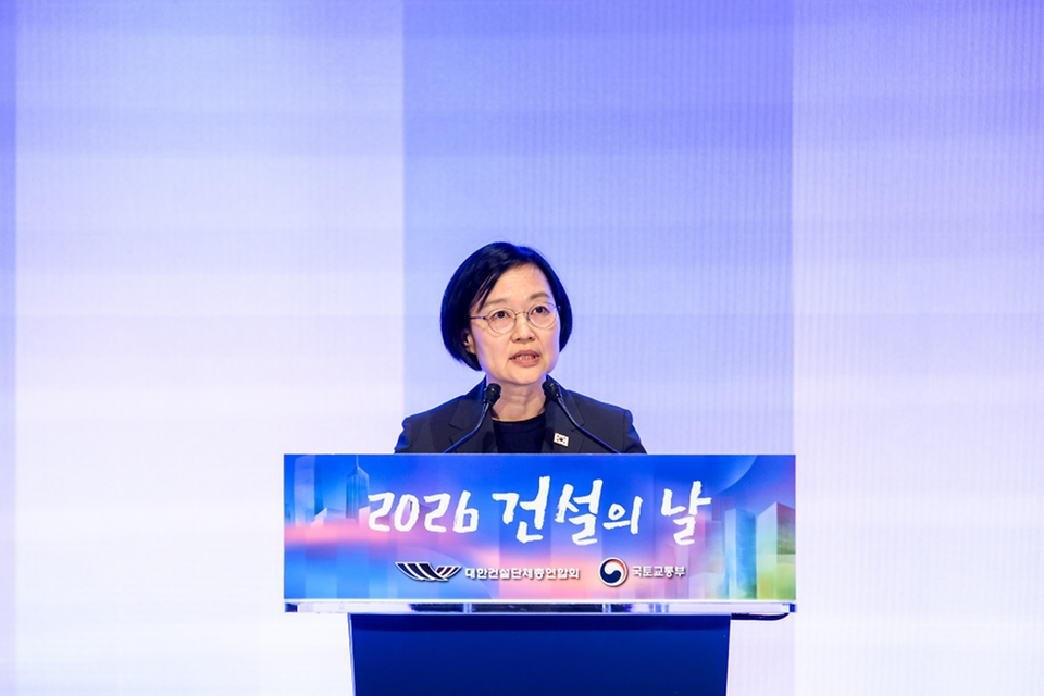 한성숙 국무총리가 7월 9일 강남구 건설회관에서 열린 '건설의 날' 기념식에서 축사를 하고 있다.
