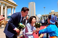 몽골을 국빈 방문한 이재명 대통령과 김혜경 여사가 7월 9일(현지 시간) 울란바타르 수흐바타르 광장에서 열린 공식 환영식에서 화동에게 꽃다발을 받고 있다.