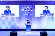 한성숙 국무총리가 7월 9일 강남구 건설회관에서 열린 '건설의 날' 기념식에서 축사를 하고 있다.