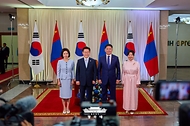 몽골을 국빈 방문한 이재명 대통령이 7월 9일(현지 시간) 울란바타르 정부청사에서 방명록 서명 후 기념 촬영하고 있다.