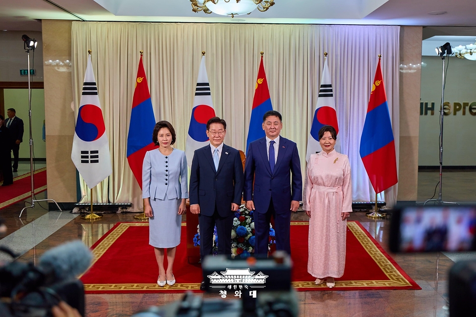 몽골을 국빈 방문한 이재명 대통령이 7월 9일(현지 시간) 울란바타르 정부청사에서 방명록 서명 후 기념 촬영하고 있다.