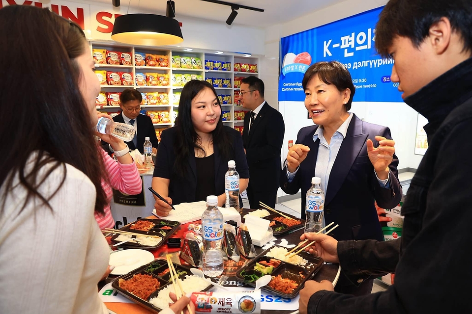 송미령 농림축산식품부 장관이 7월 8일~7월 9일(현지 시간) 몽골 울란바타르에서 현지 소비자가 참여하는 K-Fresh 체험 행사와 국산 식재료를 사용한 K-편의점 간편식 시식 간담회를 개최하고, K-푸드 수출 확대를 위해 농축산물 등을 홍보하고 있다.