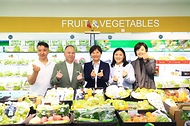 송미령 농림축산식품부 장관이 7월 8일~7월 9일(현지 시간) 몽골 울란바타르에서 현지 소비자가 참여하는 K-Fresh 체험 행사와 국산 식재료를 사용한 K-편의점 간편식 시식 간담회를 개최하고, K-푸드 수출 확대를 위해 농축산물 등을 홍보하고 있다.
