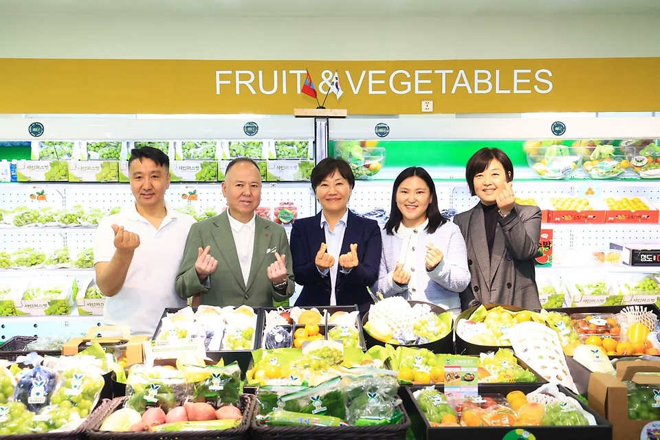 송미령 농림축산식품부 장관이 7월 8일~7월 9일(현지 시간) 몽골 울란바타르에서 현지 소비자가 참여하는 K-Fresh 체험 행사와 국산 식재료를 사용한 K-편의점 간편식 시식 간담회를 개최하고, K-푸드 수출 확대를 위해 농축산물 등을 홍보하고 있다.